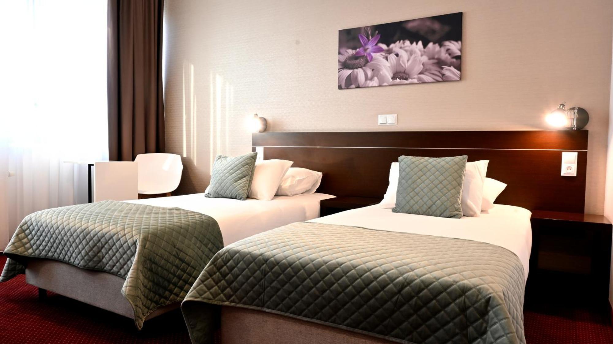 Vestil Hotel Piotrków Trybunalski Esterno foto