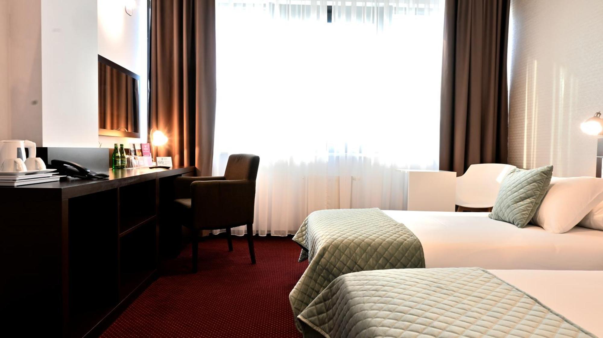 Vestil Hotel Piotrków Trybunalski Esterno foto