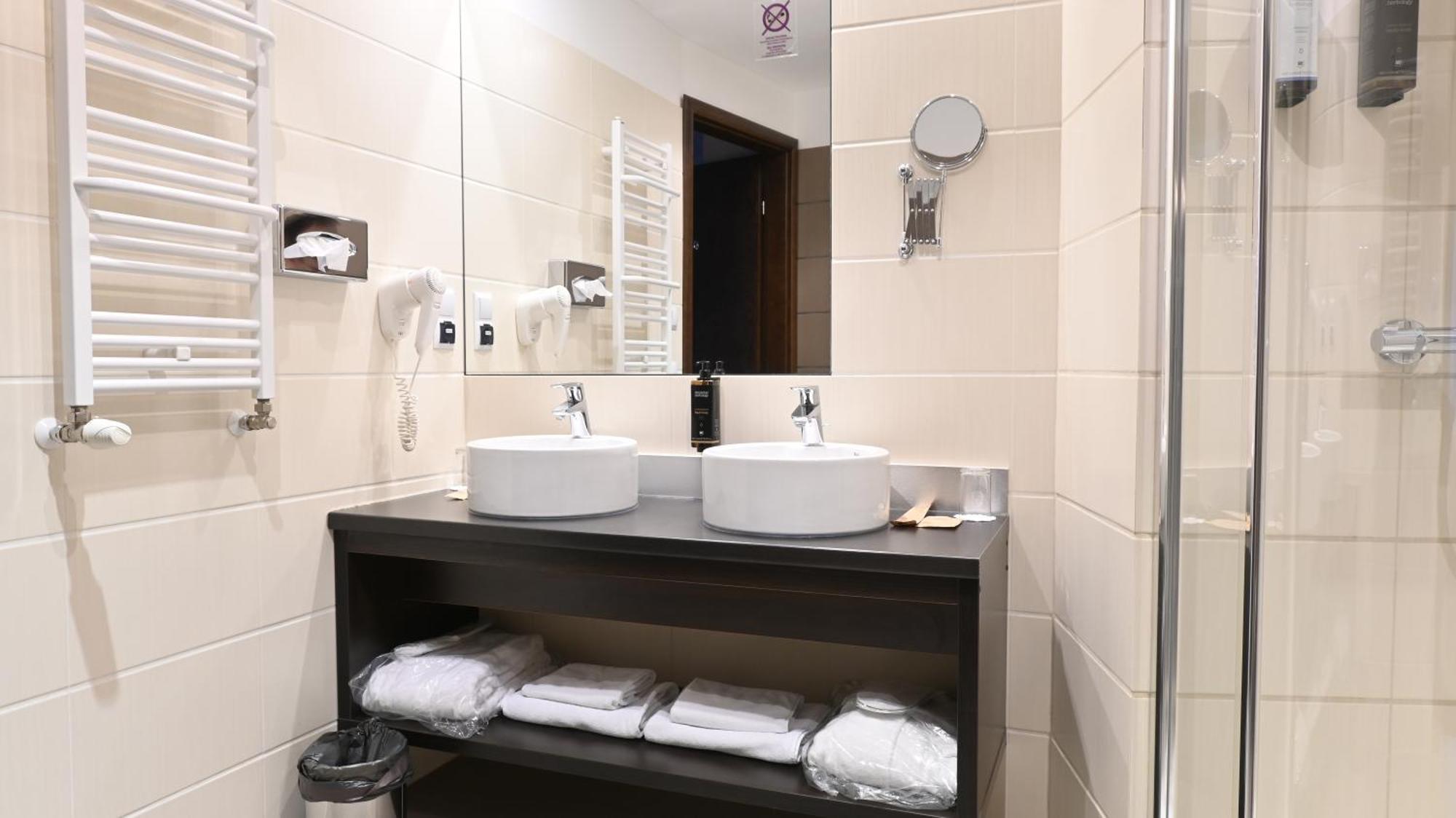Vestil Hotel Piotrków Trybunalski Esterno foto