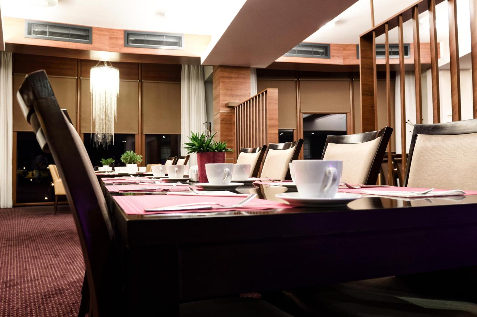 Vestil Hotel Piotrków Trybunalski Esterno foto
