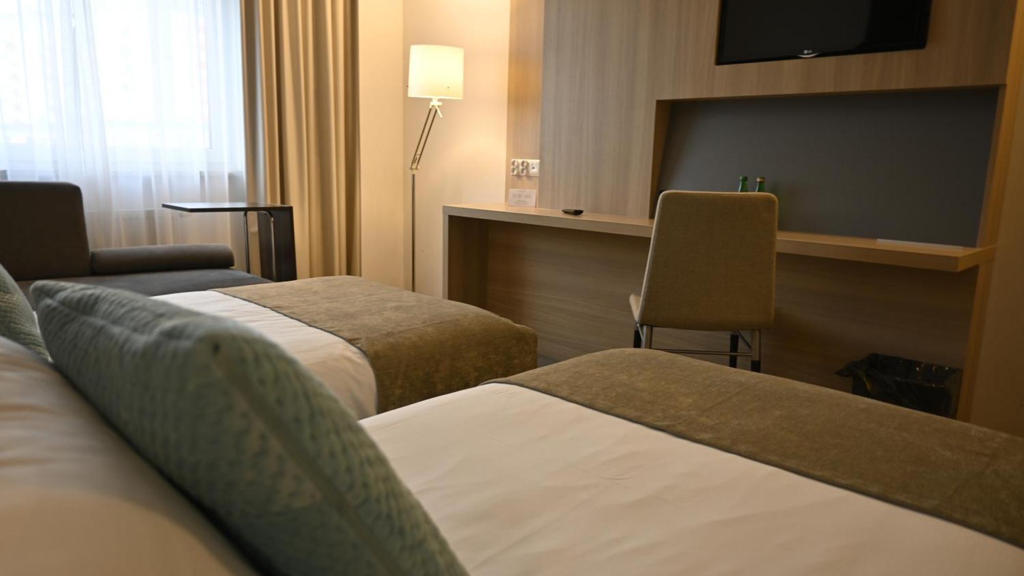 Vestil Hotel Piotrków Trybunalski Esterno foto