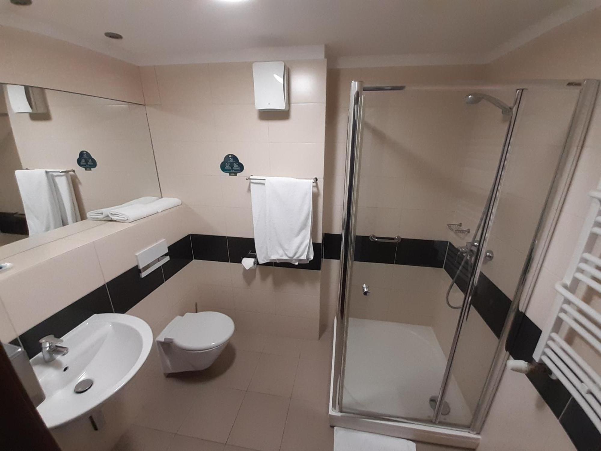 Vestil Hotel Piotrków Trybunalski Esterno foto
