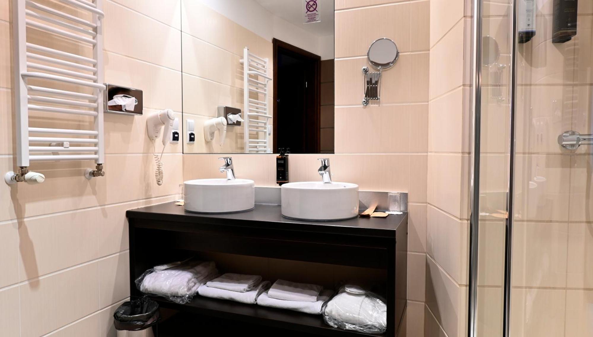 Vestil Hotel Piotrków Trybunalski Esterno foto