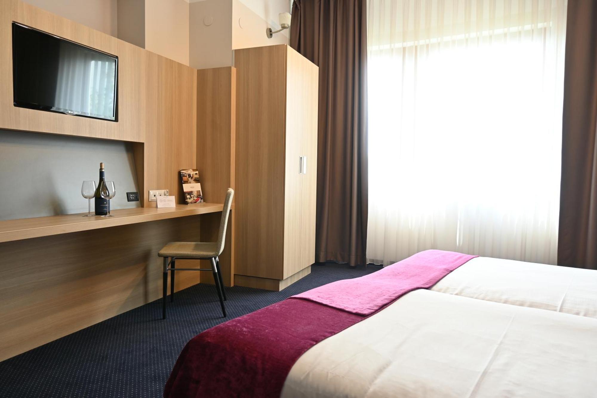 Vestil Hotel Piotrków Trybunalski Esterno foto