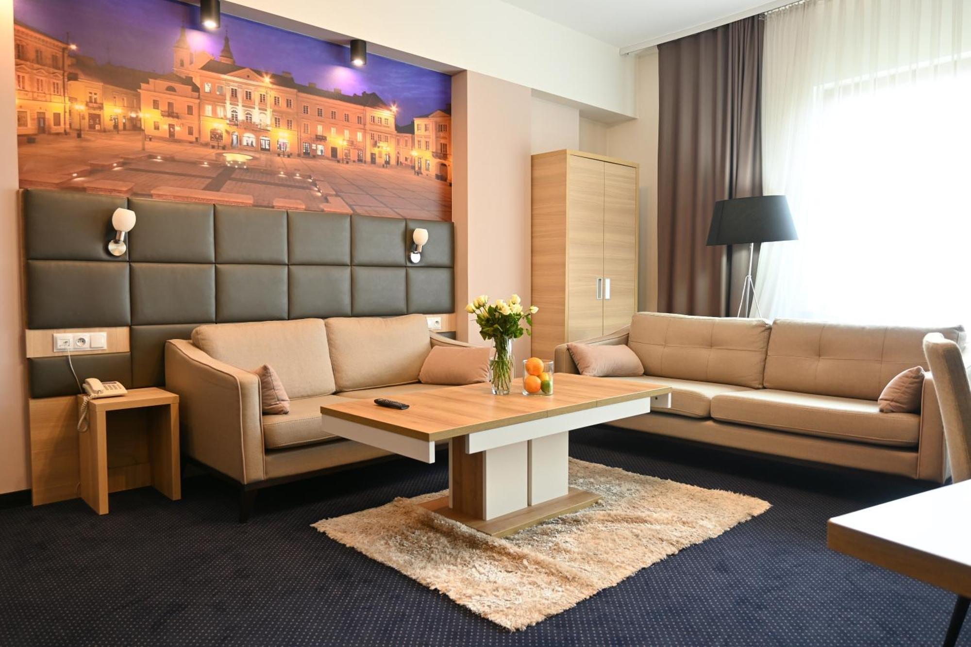 Vestil Hotel Piotrków Trybunalski Esterno foto