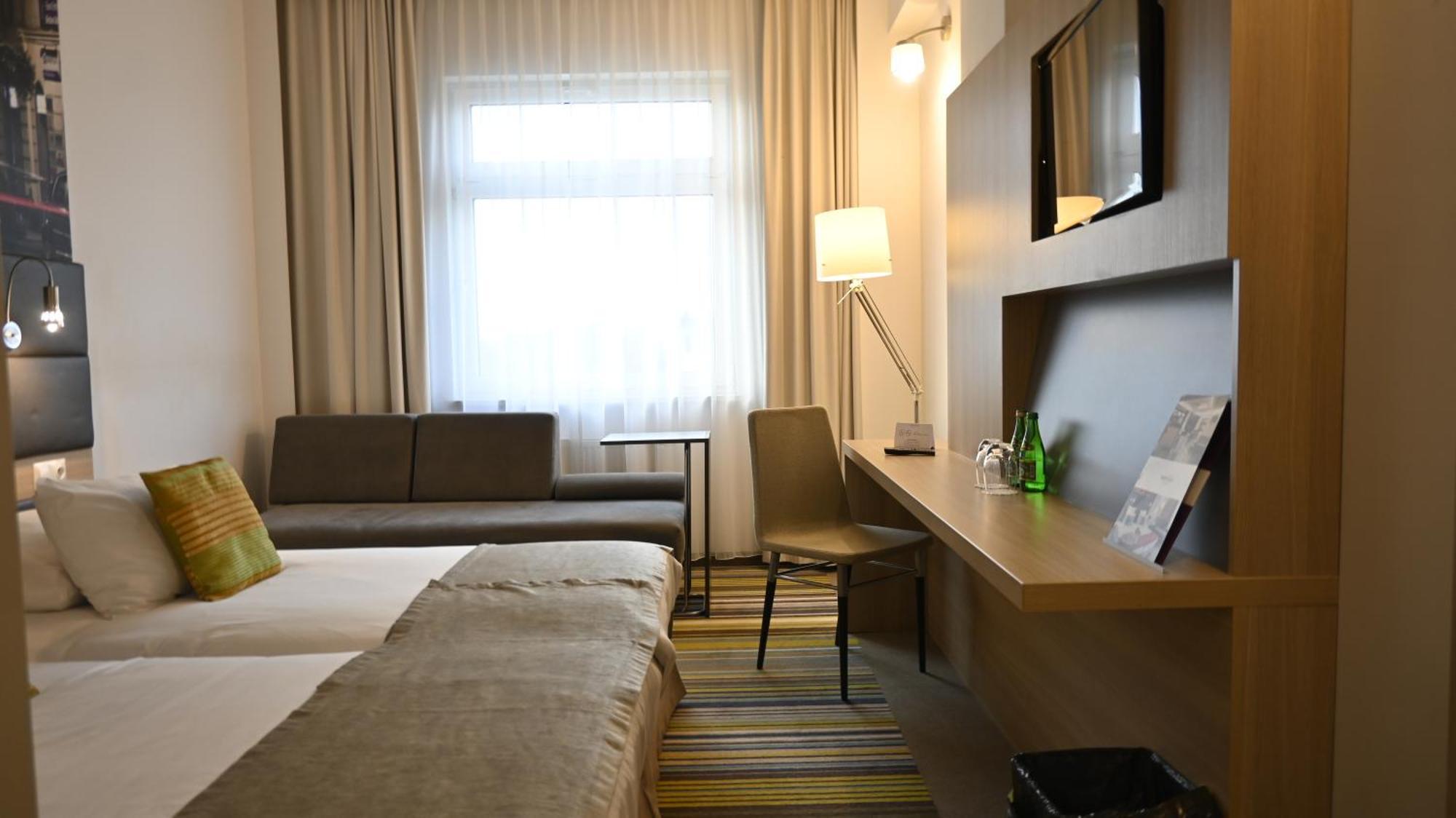 Vestil Hotel Piotrków Trybunalski Esterno foto