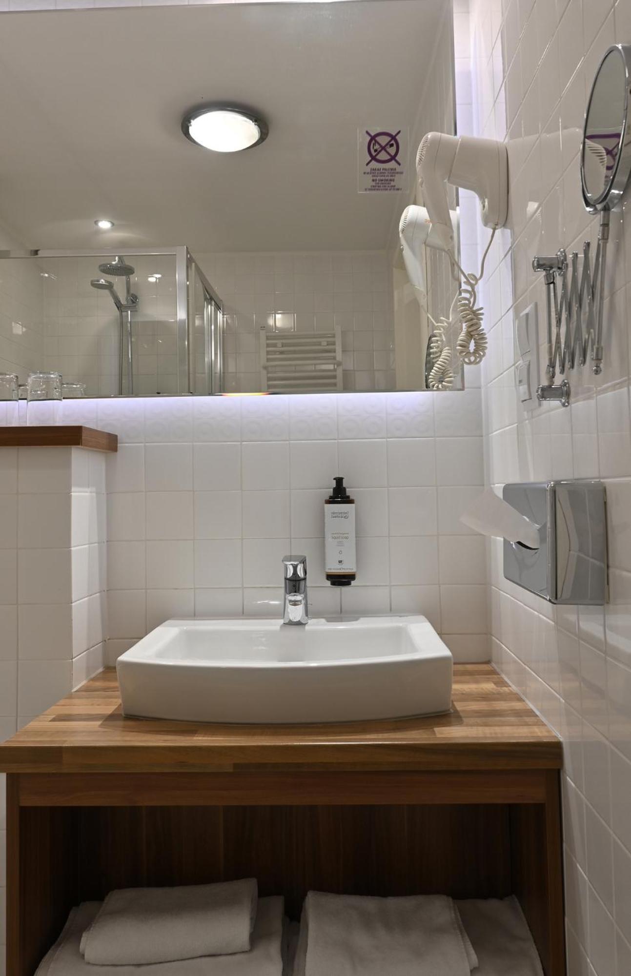 Vestil Hotel Piotrków Trybunalski Esterno foto