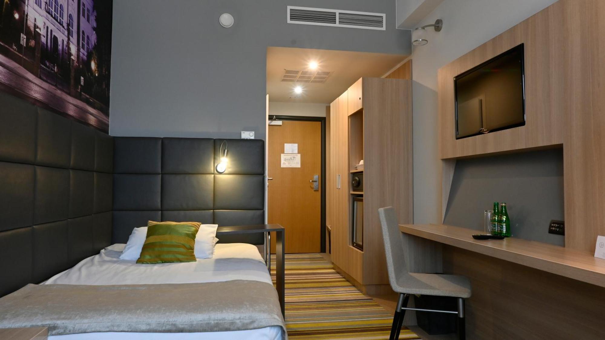 Vestil Hotel Piotrków Trybunalski Esterno foto