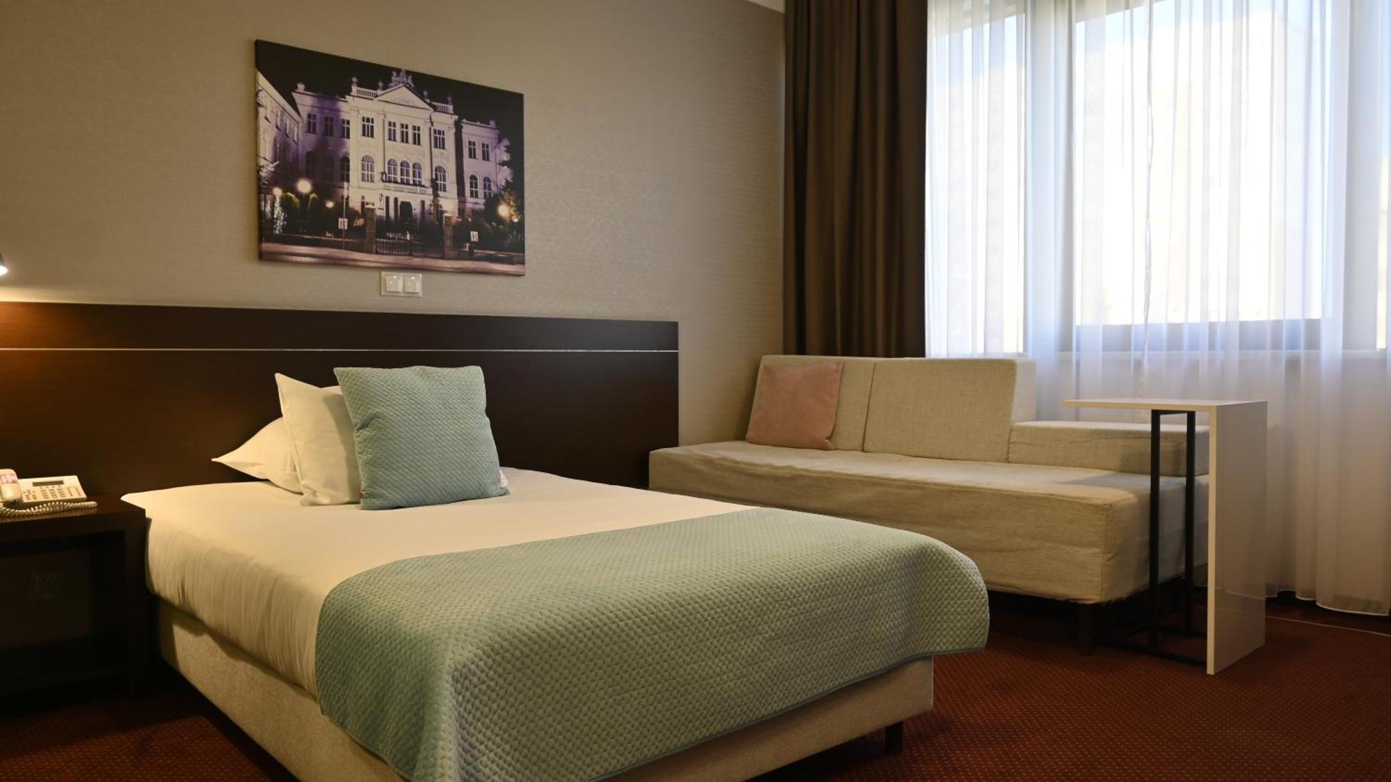 Vestil Hotel Piotrków Trybunalski Esterno foto
