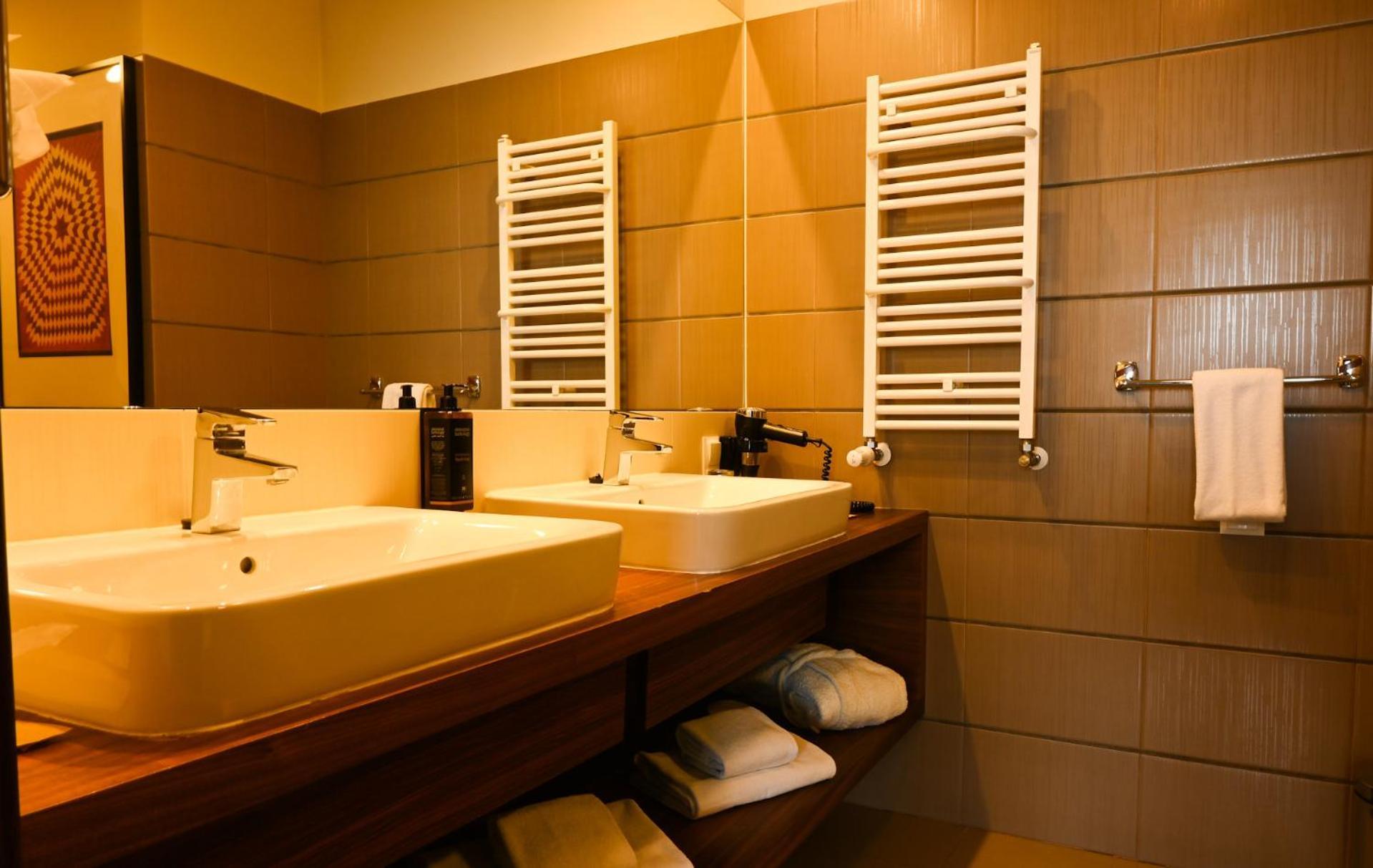 Vestil Hotel Piotrków Trybunalski Esterno foto